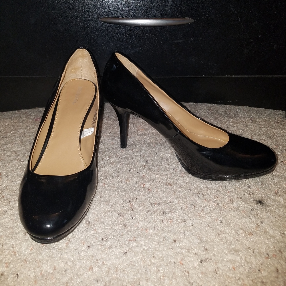 Black size 10 pumps